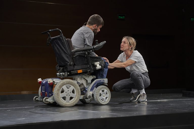Read more about the article Nicio pastilă magică, primul spectacol cu actori cu dizabilități motorii în distribuție, va fi transmis live pe 10 iulie