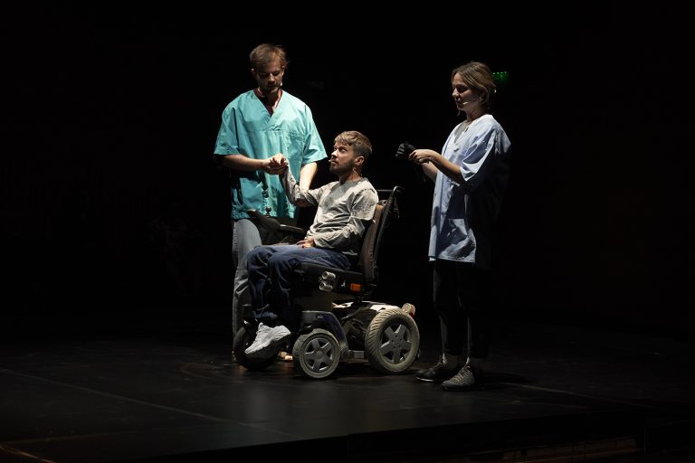 Read more about the article Peste 2300 de oameni au urmărit Nicio pastilă magică, primul spectacol cu actori amatori cu dizabilități motorii în distribuție