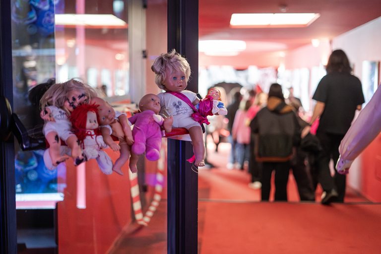 Read more about the article Nopțile albe: Călătorii curajoase prin universurile Trippy, Creepy și Erotica la Animest.20